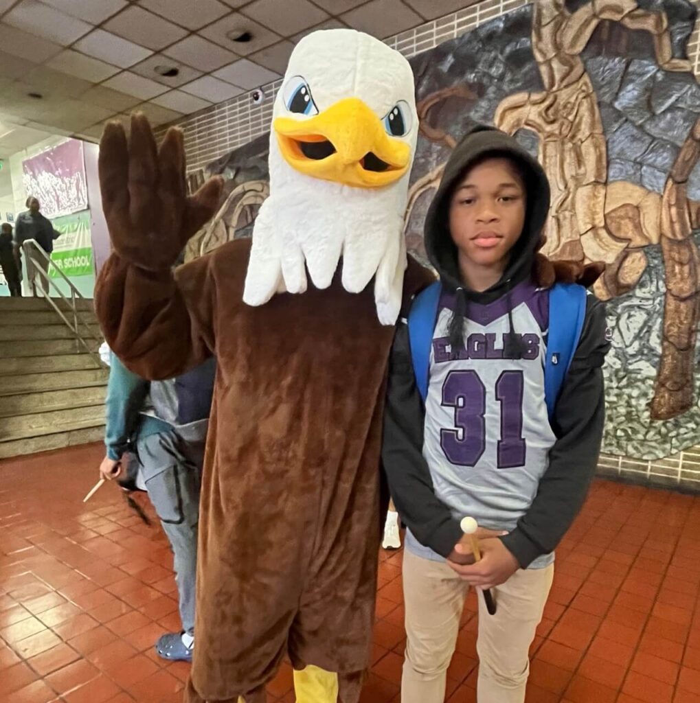 L'étudiant de City Springs et l'aigle mascotte Étudiant de City Springs et mascotte d'aigle