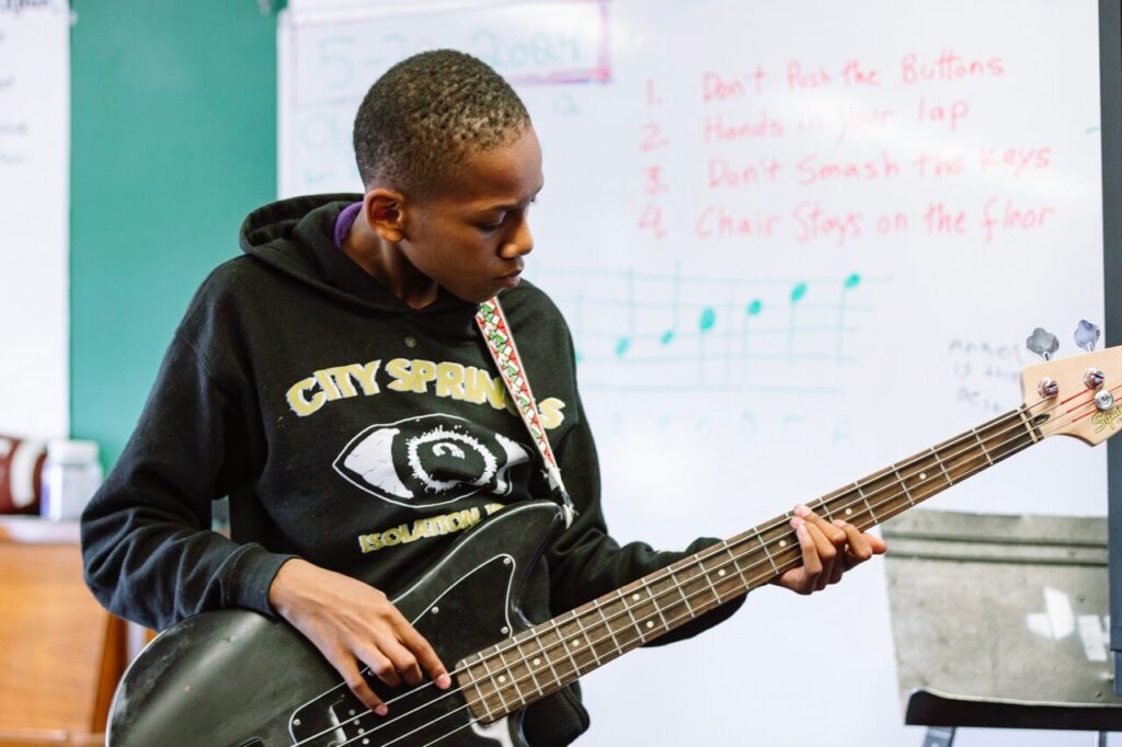 Étudiant de City Springs jouant de la guitare Étudiant de City Springs jouant de la guitare