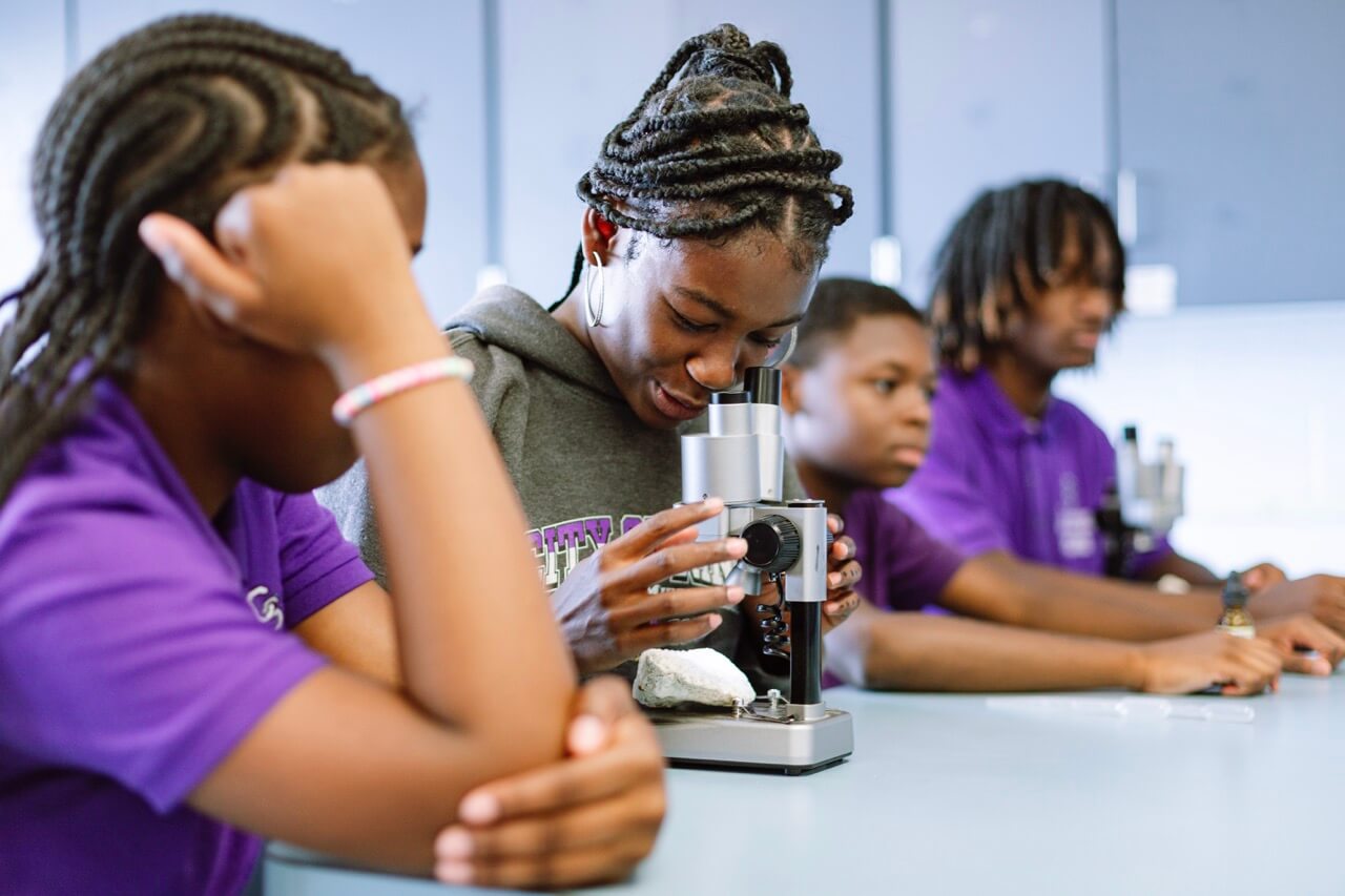 Estudiantes de City Springs mirando al microscopio